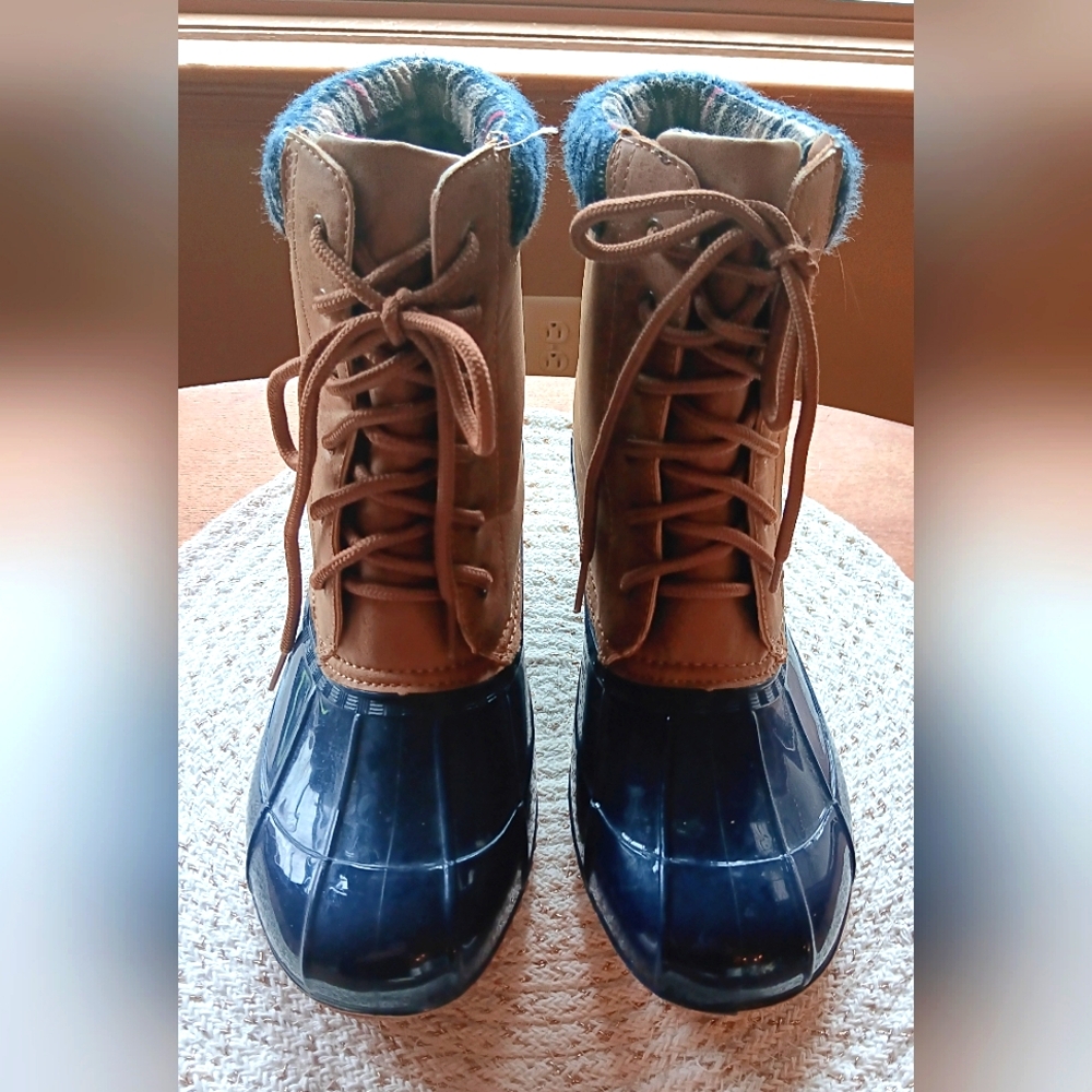 EUC* Womens JustFab "Evi" Blue/Tan Duck Boots Size 9